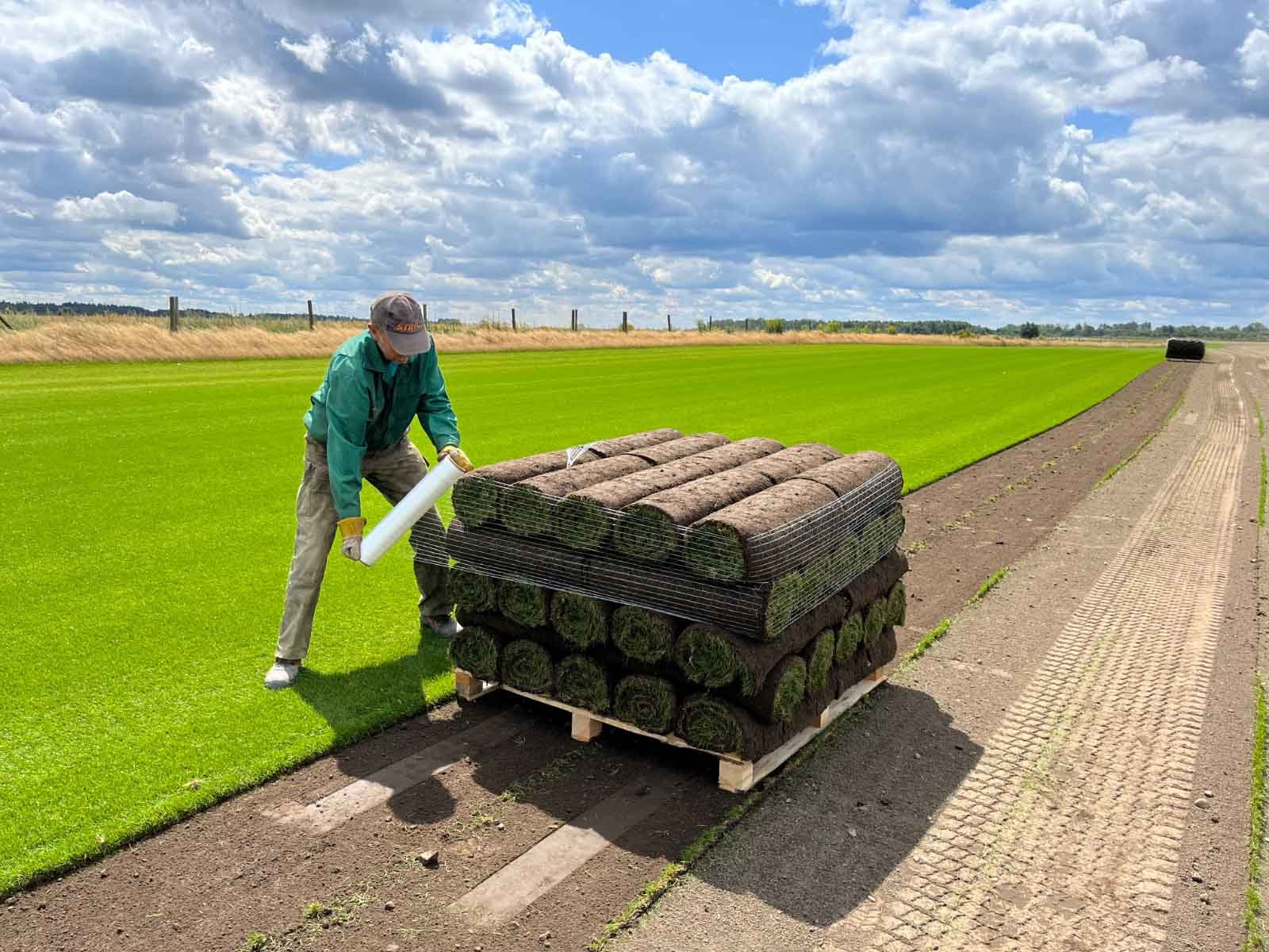 Trawa z rolki - przygotowanie do transportu